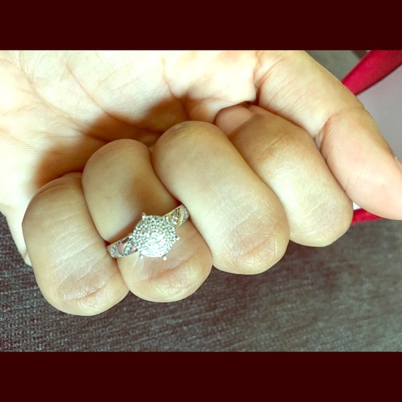 Elegant Ring - Picture 1 of 8